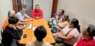 “Vamos a defender nuestra gran bandera, Xalapa”: Roberto Alarcón Suárez Se reúnen el nuevo dirigente municipal del PRI en Xalapa, Roberto Alarcón y el representante del partido ante el OPLE, Silvio Lagos Galindo.