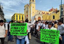 Diálogo y tarifas realistas reclaman taxistas en marcha Marchan taxistas en Xalapa.
