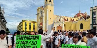 Diálogo y tarifas realistas reclaman taxistas en marcha Marchan taxistas en Xalapa.