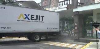 Normalistas de Ayotzinapa derriban puerta del Campo Militar 1 Estudiantes de Ayotzinapa exigen justicia