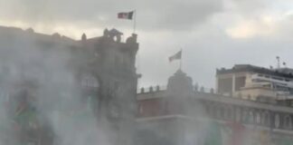 #2deOctubre enluta zócalo en CdMX; pacifistas contienen vandalismo Llaman líderes del 68 a jóvenes estudiantes a no caer en provocaciones