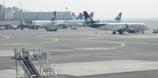 Avión cae en bache durante su aterrizaje en el AICM y fue necesario remolcarlo El aeropuerto capitalino fue noticia esta misma semana también luego que un policía de la Secretaría de Seguridad Pública (SSP-CDMX) fuera atropellado en inmediaciones del lugar