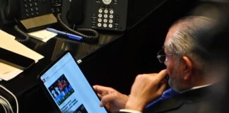 Captan al senador de Morena leyendo de futbol en debate sobre inundaciones Extinción de fideicomiso para construcción de nueva sede del Senado, será depositado al Gobierno de la República y recursos podrían ser utilizados para atender afectaciones por lluvias e inundaciones