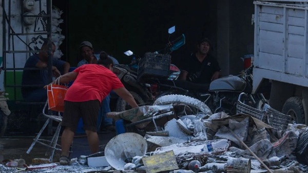 Álamo Por algunos minutos los pobladores le siguen el paso a la funcionaria hasta hacerla caminar por el lodo