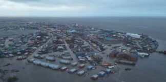 Alaska bajo evacuación masiva tras oleaje récord e inundaciones causadas por el Tifón Halong La crisis desatada reaviva discusiones sobre los recortes que la administración Trump aplicó en subvenciones para apoyar a las pequeñas aldeas a prepararse ante tormentas y riesgos climáticos