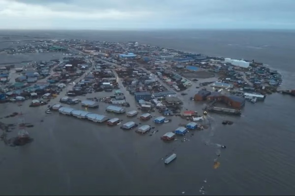 Alaska La crisis desatada reaviva discusiones sobre los recortes que la administración Trump aplicó en subvenciones para apoyar a las pequeñas aldeas a prepararse ante tormentas y riesgos climáticos