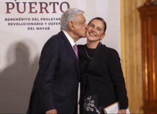 AMLO ‘reaparece’ en el Zócalo por dinámica de Beatriz Gutiérrez Müller en presentación en la FIL CDMX En los últimos meses, Gutiérrez Müller se ha visto envuelta en diversas polémicas