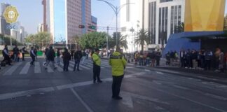 Trabajadores del SAT protestan en CDMX tras amenazas de despidos Exigen mejoras salariales