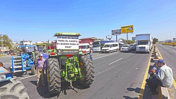 Bloqueos Productores mantienen cierres en carreteras de Sinaloa, Guanajuato, Querétaro y Michoacán