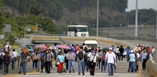 Marcha de la CNTE: Maestros toman la caseta de la México-Puebla; permiten el libre acceso CNTE y MMCRE demandan falta de atención a sus demandas laborales