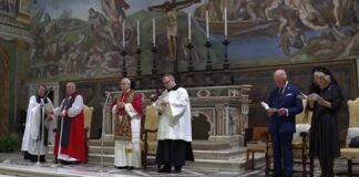 El rey Carlos de Inglaterra se convierte en el primer líder de la Iglesia anglicana en rezar con un Papa en 500 años El Papa le dio al rey una versión a escala de un mosaico de "Cristo Pantocrátor" de una catedral en Sicilia, que se ha hecho en el Vaticano