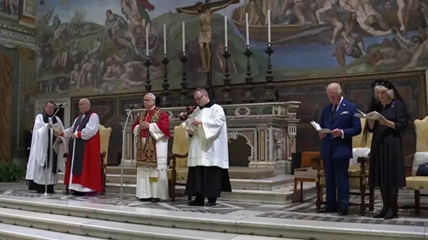 Carlos III El Papa le dio al rey una versión a escala de un mosaico de "Cristo Pantocrátor" de una catedral en Sicilia, que se ha hecho en el Vaticano