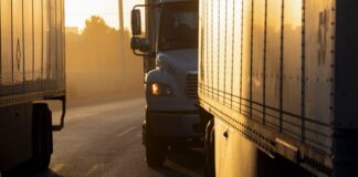 Trump extiende hasta 2030 descuento arancelario para autos fabricados fuera de EU Donald Trump confirmó que sus planes para imponer tarifas a camiones medianos y pesados siguen adelante