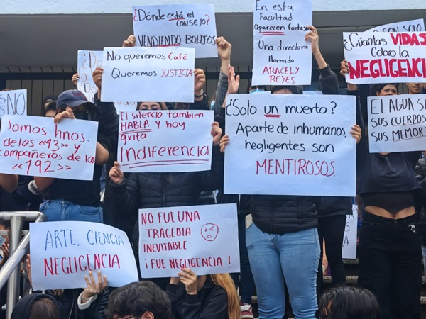 Estudiantes UV Estudiantes de la UV se movilizan y exigen a las autoridades universitarias protocolos de PC eficaces para evitar más tragedias como la ocurrida en el norte del estado