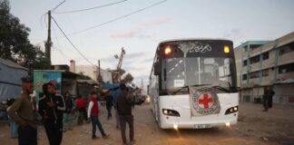 Informa Israel que Hamas entregó los primeros siete rehenes a la Cruz Roja Hamas entregará 20 rehenes vivos intercambiados por más de mil 900 prisioneros palestinos retenidos por Israel