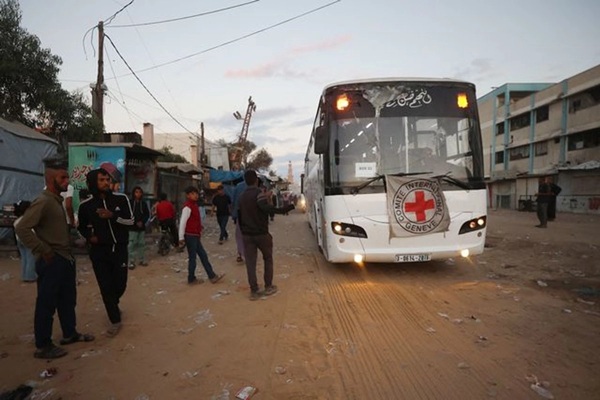 Hamas Hamas entregará 20 rehenes vivos intercambiados por más de mil 900 prisioneros palestinos retenidos por Israel