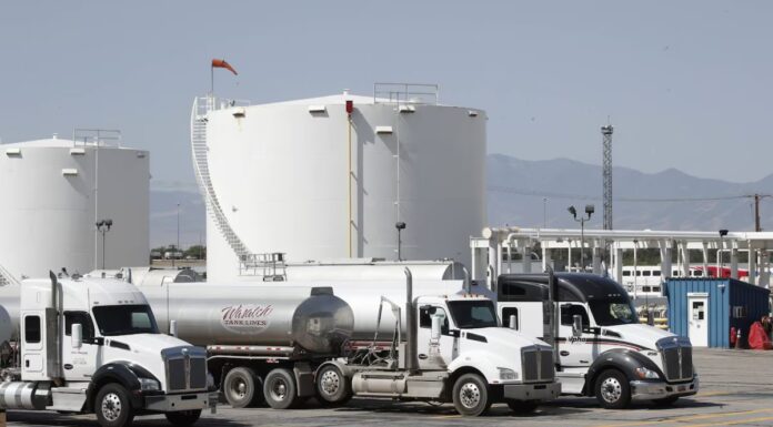 Combate al huachicol le permite a México recuperar hasta 200 millones de pesos A principios de 2025, México suspendió las importaciones de combustible durante días en los cruces fronterizos entre Estados Unidos y México, a medida que se intensificaban las inspecciones