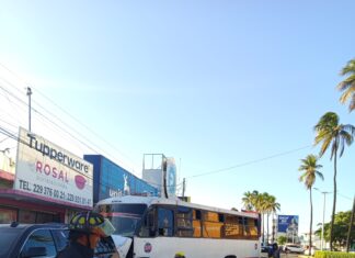 Choca camión de la ruta Alcocer-Mata de Pita en Av. Allende, Puerto de Veracruz.