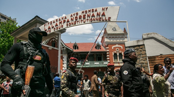 Madagascar El decreto cita leyes que estipulan que un malgache que adquiera voluntariamente una nacionalidad extranjera pierde su condición de ciudadano del país