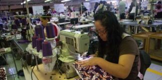 Industria manufacturera siguió con caída en agosto Se contrajo la fabricación de insumos textiles y acabado de textiles, y la fabricación de prendas de vestir; en cambio, otras industrias manufactureras crecieron