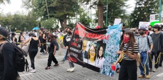 Marchan estudiantes de la UV; condenan pésimos protocolos de protección de Rectoría y Gobiernos Estudiantes de la UV califican de irresponsables a las autoridades académicas y del gobierno de Veracruz