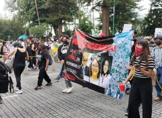 Marchan estudiantes de la UV; condenan pésimos protocolos de protección de Rectoría y Gobiernos Estudiantes de la UV califican de irresponsables a las autoridades académicas y del gobierno de Veracruz