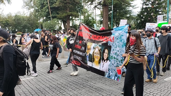 Marcha UV Estudiantes de la UV califican de irresponsables a las autoridades académicas y del gobierno de Veracruz