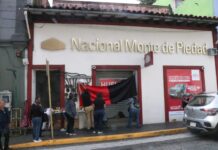 Huelga en el Monte de Piedad; sindicalizados de Xalapa acusan incumplimientos Colocan banderas roji-negras en Monte de Piedad