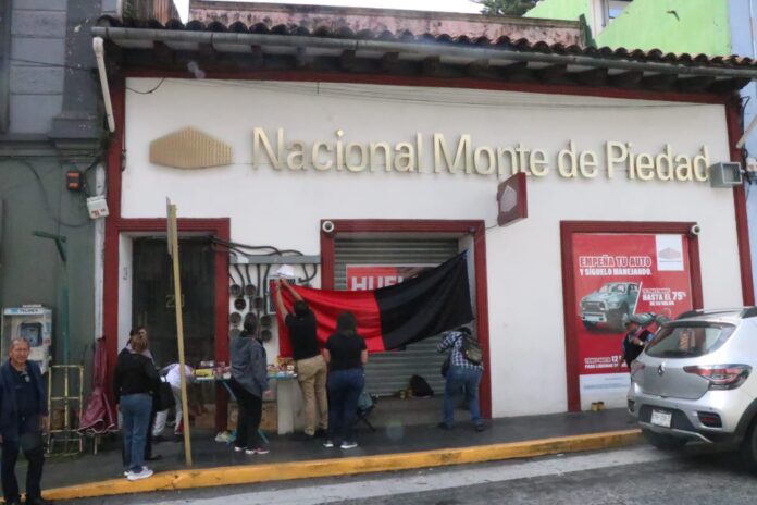 Colocan banderas roji-negras en Monte de Piedad