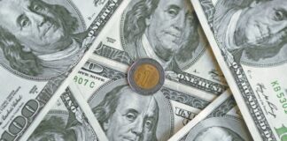 Peso mexicano cae contra el dólar en la última jornada de octubre; acumula pérdida de 1.45% La divisa local pierde terreno ante un fortalecimiento del billete verde, mientras el mercado sigue asimilando un débil informe del PIB local