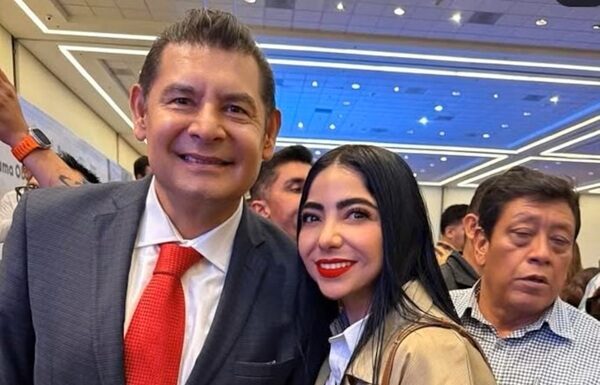 Funcionaria de Puebla renunció tras ser vinculada al CJNG Entre las publicaciones de López Hernández sobresale una imagen donde aparece en una camioneta Jeep Wrangler Rubicon de color gris, cuyo valor supera el millón de pesos