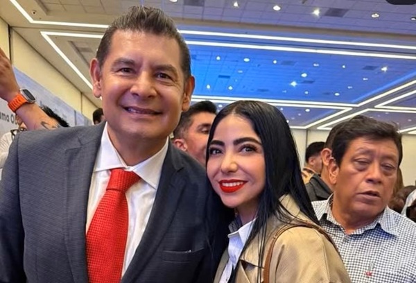 Puebla Entre las publicaciones de López Hernández sobresale una imagen donde aparece en una camioneta Jeep Wrangler Rubicon de color gris, cuyo valor supera el millón de pesos