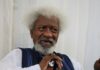 EE.UU. revoca la visa al Nobel de Literatura Wole Soyinka El escritor nigeriano de 91 años renunció en 2016 a su residencia estadounidense en protesta por la primera elección de Donald Trump