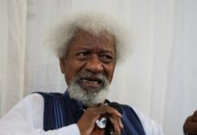 EE.UU. revoca la visa al Nobel de Literatura Wole Soyinka El escritor nigeriano de 91 años renunció en 2016 a su residencia estadounidense en protesta por la primera elección de Donald Trump