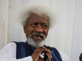 EE.UU. revoca la visa al Nobel de Literatura Wole Soyinka El escritor nigeriano de 91 años renunció en 2016 a su residencia estadounidense en protesta por la primera elección de Donald Trump