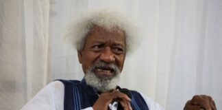 EE.UU. revoca la visa al Nobel de Literatura Wole Soyinka El escritor nigeriano de 91 años renunció en 2016 a su residencia estadounidense en protesta por la primera elección de Donald Trump