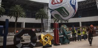 Con el Mundial 2026 en la ‘puerta’, taxistas del AICM protestan El grupo de taxistas que se manifiesta exige a la administración del AICM que sea transparente en la asignación de espacios de venta de transporte en la terminal 2