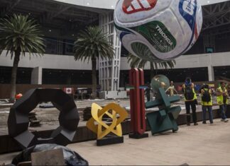Con el Mundial 2026 en la ‘puerta’, taxistas del AICM protestan El grupo de taxistas que se manifiesta exige a la administración del AICM que sea transparente en la asignación de espacios de venta de transporte en la terminal 2