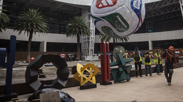 AICM El grupo de taxistas que se manifiesta exige a la administración del AICM que sea transparente en la asignación de espacios de venta de transporte en la terminal 2