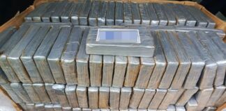 Marina detiene a cuatro presuntos traficantes y asegura 270 kilos de cocaína en el AICM, operaban red de droga hacia Tijuana Las autoridades estimaron que lo asegurado representa una afectación económica de más de 92 millones de pesos para la delincuencia organizada