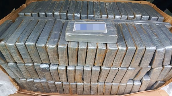 Marina detiene a cuatro presuntos traficantes y asegura 270 kilos de cocaína en el AICM, operaban red de droga hacia Tijuana Las autoridades estimaron que lo asegurado representa una afectación económica de más de 92 millones de pesos para la delincuencia organizada