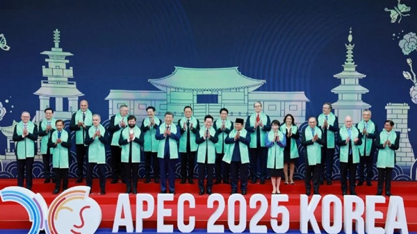 APEC El Foro de Cooperación Económica Asia Pacífico congrega a 21 países y en conjunto representan más del 60% del PIB global