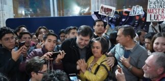 Noroña es abucheado en la Universidad de Guanajuato; lo cuestionaron por casa de 12 mdp Gerardo Fernández Noroña negó el debate por su casa de 12 millones de pesos a estudiantes en la Universidad de Guanajuato que intentaron reventar la asamblea