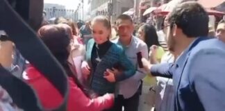 Acosan a Claudia Sheinbaum en Centro Histórico En la grabación se aprecia como el sujeto intenta besar en el cuello a la presidenta y al mismo tiempo la abraza por la espalda, haciendo contacto físico