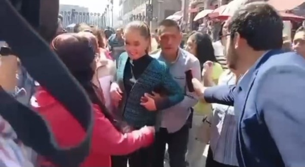 Acoso En la grabación se aprecia como el sujeto intenta besar en el cuello a la presidenta y al mismo tiempo la abraza por la espalda, haciendo contacto físico