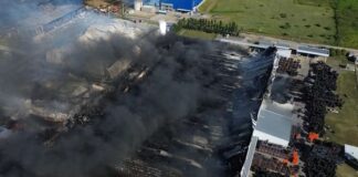 Una impactante explosión en Ezeiza provocó un incendio que afectó varias plantas industriales Ocurrió durante la noche del viernes en el Polígono Spegazzini, a metros de la Autopista Cañuelas-Ezeiza; se activó el código rojo en varios hospitales de la zona