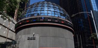 Bolsa Mexicana ‘resbala’ tras 4 días de ganancias; Wall Street descansó por Thanksgiving En el mercado local hubo pizarras en rojo: el FTSE-BIVA de la Bolsa Institucional de Valores (BIVA) ligó una segunda sesión en rojo, ya que descendió 0.81 por ciento