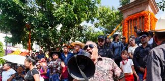 Abuchean a Ramírez Bedolla en funeral de Carlos Manzo; le gritaron ‘asesino’, ‘inutil’ hasta retirarse La gente que estaba presente le gritaron con indignación, “¡fuera, fuera!”, “¡asesino!”, “¡inútil!” “¡justicia, justicia!”, entre otros improperios