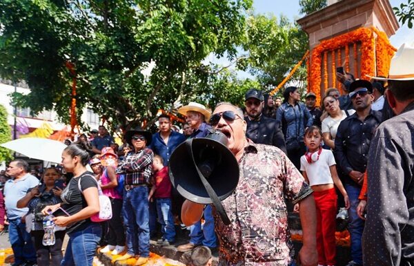 Abuchean a Ramírez Bedolla en funeral de Carlos Manzo; le gritaron ‘asesino’, ‘inutil’ hasta retirarse La gente que estaba presente le gritaron con indignación, “¡fuera, fuera!”, “¡asesino!”, “¡inútil!” “¡justicia, justicia!”, entre otros improperios