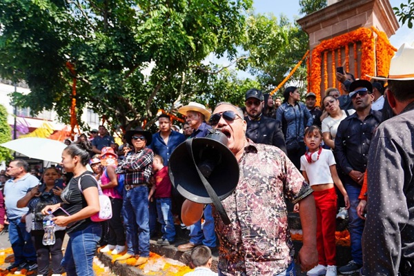Bedolla La gente que estaba presente le gritaron con indignación, “¡fuera, fuera!”, “¡asesino!”, “¡inútil!” “¡justicia, justicia!”, entre otros improperios